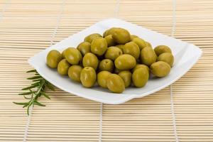 vue sur le plat d'olives vertes photo