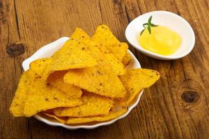 nachos dans un bol sur fond de bois photo