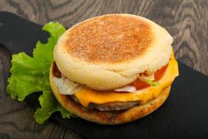 cheeseburger sur planche de bois et fond de bois photo