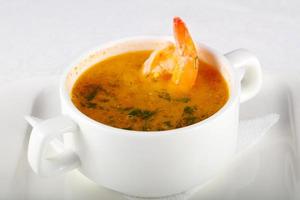 soupe de crevettes dans un bol sur fond blanc photo