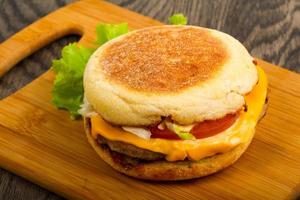 cheeseburger sur planche de bois et fond de bois photo