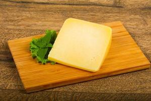 fromage parmesan sur planche de bois et fond en bois photo