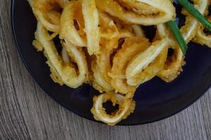 plat de rondelles de calamars photo