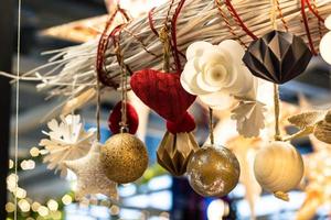 jouets de noël en forme de coeur, boules, étoiles de fleurs photo