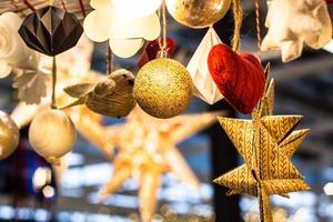 jouets de noël en forme de coeur, boules, étoiles de fleurs photo