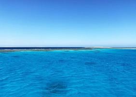 Egypte. la photo montre la mer, en arrière-plan on voit la côte.