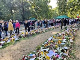 londres au royaume-uni en septembre 2022. hommages floraux à la reine dans le parc verdoyant de londres photo