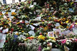 londres au royaume-uni en septembre 2022. hommages floraux à la reine dans le parc verdoyant de londres photo