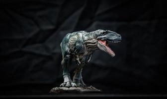 dinosaure , giganotosaurus dans le noir photo