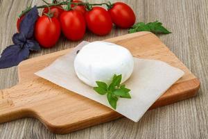 mozzarella sur planche de bois et fond en bois photo