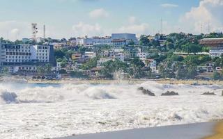 De grosses vagues de surfeurs extrêmement énormes à la plage de puerto escondido au mexique. photo