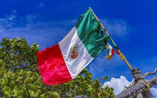 drapeau mexicain vert blanc rouge à playa del carmen mexique. photo