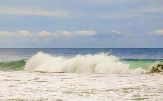 De grosses vagues de surfeurs extrêmement énormes à la plage de puerto escondido au mexique. photo