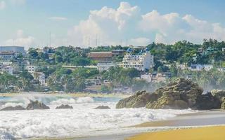 De grosses vagues de surfeurs extrêmement énormes à la plage de puerto escondido au mexique. photo