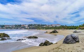 De grosses vagues de surfeurs extrêmement énormes à la plage de puerto escondido au mexique. photo