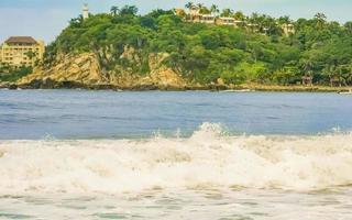 De grosses vagues de surfeurs extrêmement énormes à la plage de puerto escondido au mexique. photo