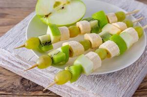 repas de fête. canapé aux fruits sur une assiette. photo