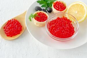 tartelettes au beurre et caviar rouge. cuisine gastronomique, apéritif. épicerie fine. Fruit de mer. photo