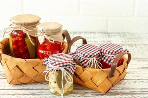 bocaux de conservation de variétés de cornichons marinés. tomates maison, concombres, ail, gingembre et cornichons au raifort. nourriture fermentée. photo