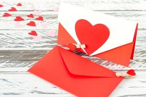 lettres d'amour avec coeur de papier sur fond en bois. carte de voeux festive pour la saint valentin.
