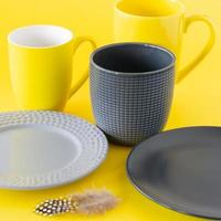 set de vaisselle aux couleurs tendances de l'année 2021 - gris ultime et jaune éclairant. ustensiles de cuisine photo
