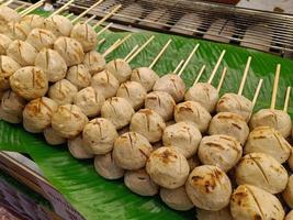 grande vente de boulettes de viande de porc grillées au marché, cuisine de rue thaïlandaise. facile à trouver. photo