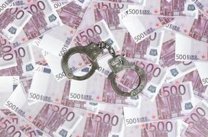 menottes sur fond de cinq cents euros. crime financier, argent sale et concept de corruption - 500 billets d'argent et menottes en acier sale photo