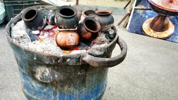 chauffer des pots d'argile au charbon pour faire du thé photo