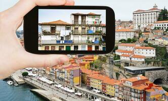 touriste prenant une photo de la ville de porto