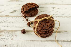 collé de biscuits brownie au chocolat sur fond de bois. pâtisserie fraîche maison. photo