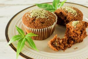 petit gâteau avec de la marijuana. muffins cupcake savoureux avec de l'herbe de cannabis cbd. drogues à base de marijuana médicale dans les desserts alimentaires, légalisation de la ganja. photo