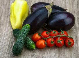 légumes frais sur fond de bois photo