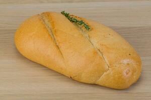 Pain baguette sur fond de bois photo