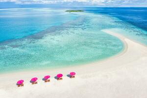 incroyable ciel de sable de mer tranquille. tourisme récréatif d'été. vue aérienne du paysage avec chaises et parasols sur la plage de l'île paradisiaque, bord de mer. vacances en villégiature, nature exotique. beaux tropiques photo