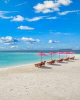 incroyable ciel de sable de mer tranquille. tourisme récréatif d'été. vue aérienne du paysage avec chaises et parasols sur la plage de l'île paradisiaque, bord de mer. vacances en villégiature, nature exotique. beaux tropiques photo