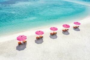 incroyable ciel de sable de mer tranquille. tourisme récréatif d'été. vue aérienne du paysage avec chaises et parasols sur la plage de l'île paradisiaque, bord de mer. vacances en villégiature, nature exotique. beaux tropiques photo