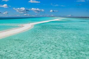 belle vue aérienne des maldives et de la plage tropicale. concept de voyage et de vacances. vue panoramique sur banc de sable exotique avec lagon océanique, récif corallien. destination de vacances de luxe, bannière verticale de tourisme photo