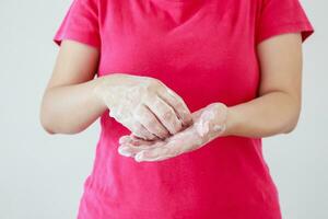 femme se lavant les mains avec du savon pour le concept de prévention du virus corona covid-19 photo