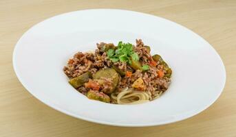 spaghetti bolognaise sur la plaque et fond de bois photo