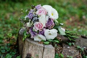 beau bouquet de mariée tendre et bagues. photo