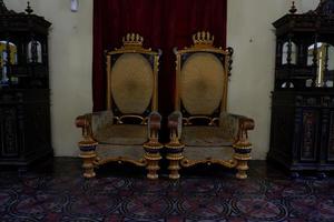 une paire de chaises à l'intérieur de la salle du musée, istana maimun photo