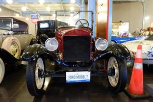 batu, java oriental, indonésie - 10 août 2022, ford modèle t, 1927, 2500cc, voiture uniq marron antique au musée angkut photo