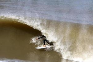 surf sur de hautes vagues sur la mer méditerranée dans le nord d'israël. photo