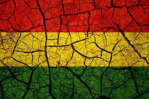 motif de sol sec sur le drapeau de la bolivie. pays avec concept de sécheresse. problème d'eau. terre sèche fissurée. photo