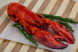 Homard sur planche de bois et fond de bois photo