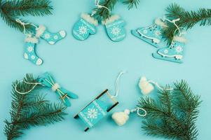 fond bleu de noël du nouvel an avec des branches d'épinette et des jouets décoratifs en bois et tricotés.vue d'en haut. une copie de l'espace. photo