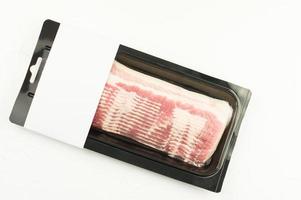 bacon de porc réfrigéré dans un emballage sous vide en plastique sur fond blanc. vue de dessus. conception de la mise en page du logo. photo