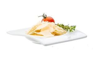 Fromage parmigiano-reggiano dans un bol sur fond blanc photo