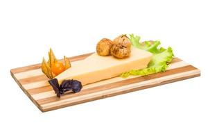 fromage parmesan sur planche de bois et fond blanc photo
