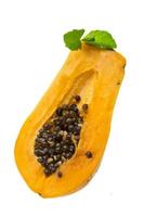 papaye mûre sur fond blanc photo